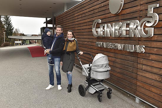 Jan Hartmann (in cooler Lederjacke der Daniel Craig Kollektion) mit Frau Julia Hartmann und Kindern Nikolas (3 Jahre) und Emilia (4 Monate) Spa, Familienurlaub der Familie Hartmann im Resort Geinberg5 private Villas, in Geinberg Öñsterreich am 4.03.2019 / Foto: BrauerPhotos / G.Nitschke
